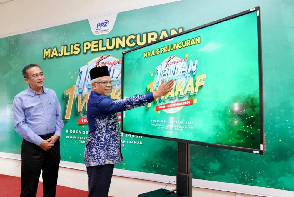 Abdul Hakim (kanan) pada Kempen 1 Bulan 1 Wakaf pada Khamis.