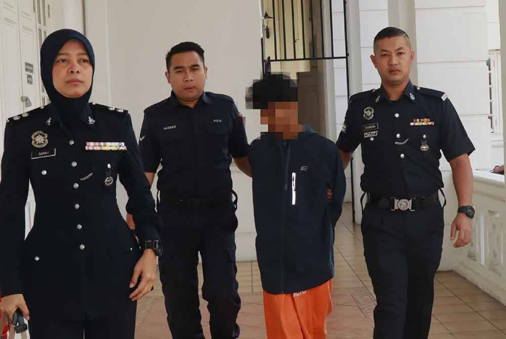 Tertuduh (dua dari kanan) didakwa atas tiga pertuduhan merogol gadis bawah umur di Mahkamah Sesyen Ipoh pada Jumaat.