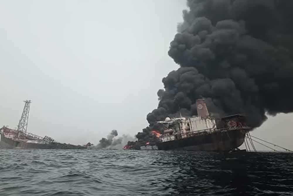 ekurang-kurangnya 20 orang terkorban selepas sebuah bot kayu meletup di perairan Bayelsa, selatan Nigeria. Foto AP