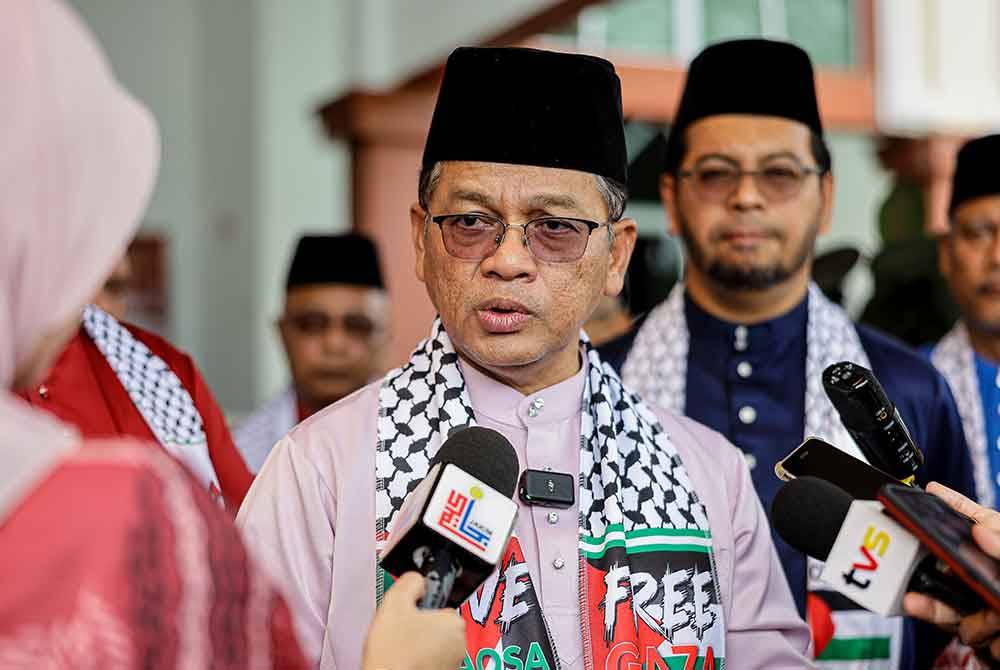 Mohd Na’im (tengah) menjawab pertanyaan media selepas Majlis Perhimpunan dan Sambutan Bulan Kebangsaan Peringkat Agensi di bawah Menteri di Jabatan Perdana Menteri (Hal Ehwal Agama) di Institut Latihan Islam Malaysia, pada Jumaat. Foto Bernama