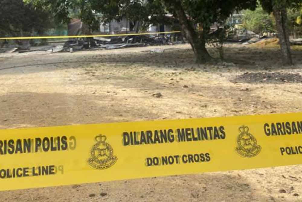 Keadaan rumah terbakar yang meragut nyawa tiga beranak di Kampung Paya Redan, Pagoh awal pagi tadi.