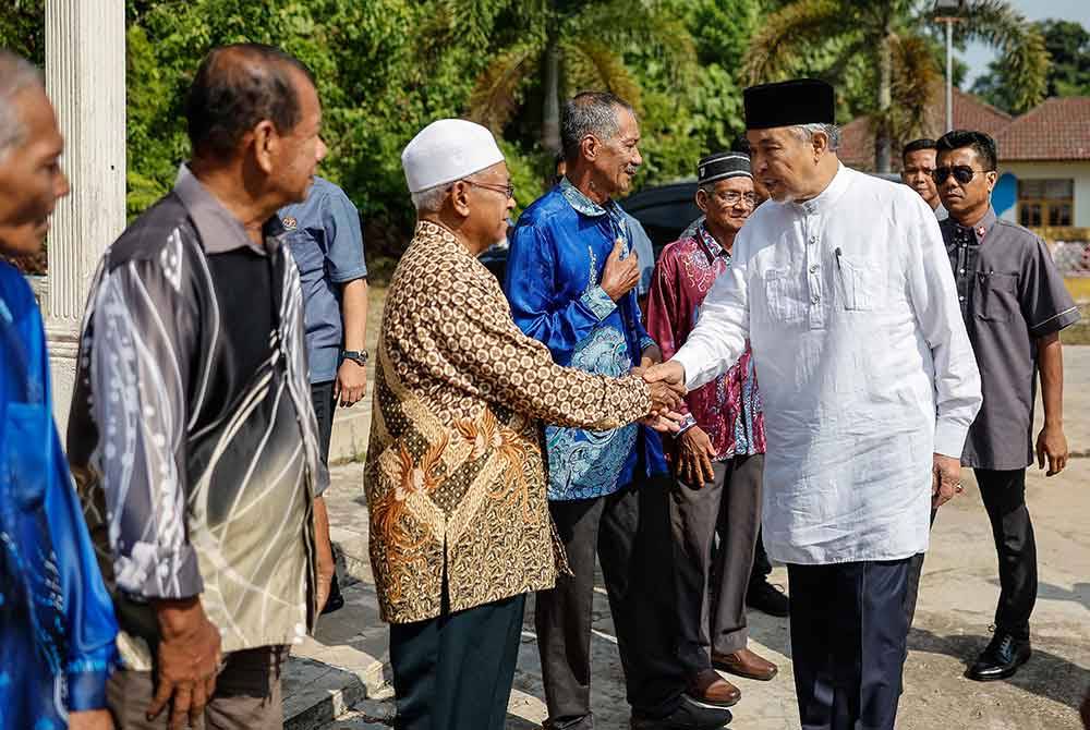 Ahmad Zahid bersalaman bersama peneroka pada Program Temu Mata Warga Felda Bersama Datuk Seri Ahmad Zahid Hamidi, pada Jumaat. Foto Bernama