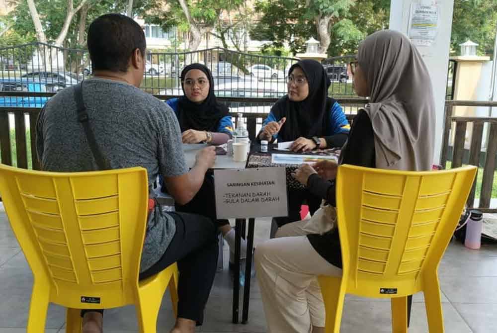 Orang ramai mendapatkan giliran masing-masing bagi pemeriksaan kesihatan.