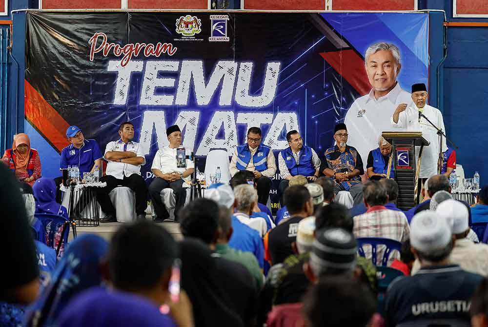 Ahmad Zahid menyampaikan ucapan pada Program Temu Mata bersama Warga Peneroka Lembaga Kemajuan Kelantan Selatan (Kesedar) dan Masyarakat Renok di Dewan GDW Kampung Renok Baru pada Jumaat. Foto Bernama