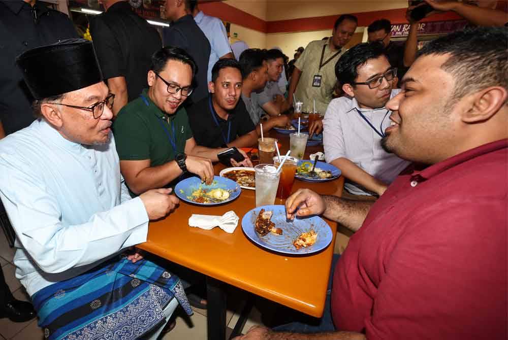 Anwar ketika hadir pada sesi lawatan ke gerai DBKL di Kompleks Makan Tanglin di Kuala Lumpur pada Jumaat. Foto Bernama