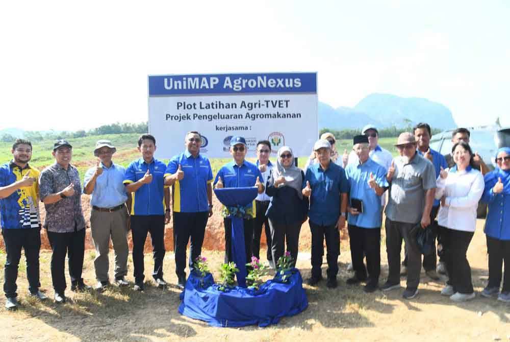 Zaliman (tengah) di tapak Projek Pengeluaran Agromakanan UniMAP AgroNexus di Sungai Chuchuh, Padang Besar pada Khamis. FOTO UNIMAP