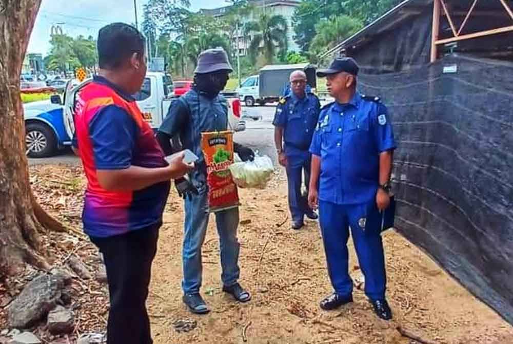 Operasi oleh MPT terhadap peniaga jeruk di persimpangan lampu isyarat Jalan Bahagia, Temerloh pada Khamis. Foto Facebook MPT