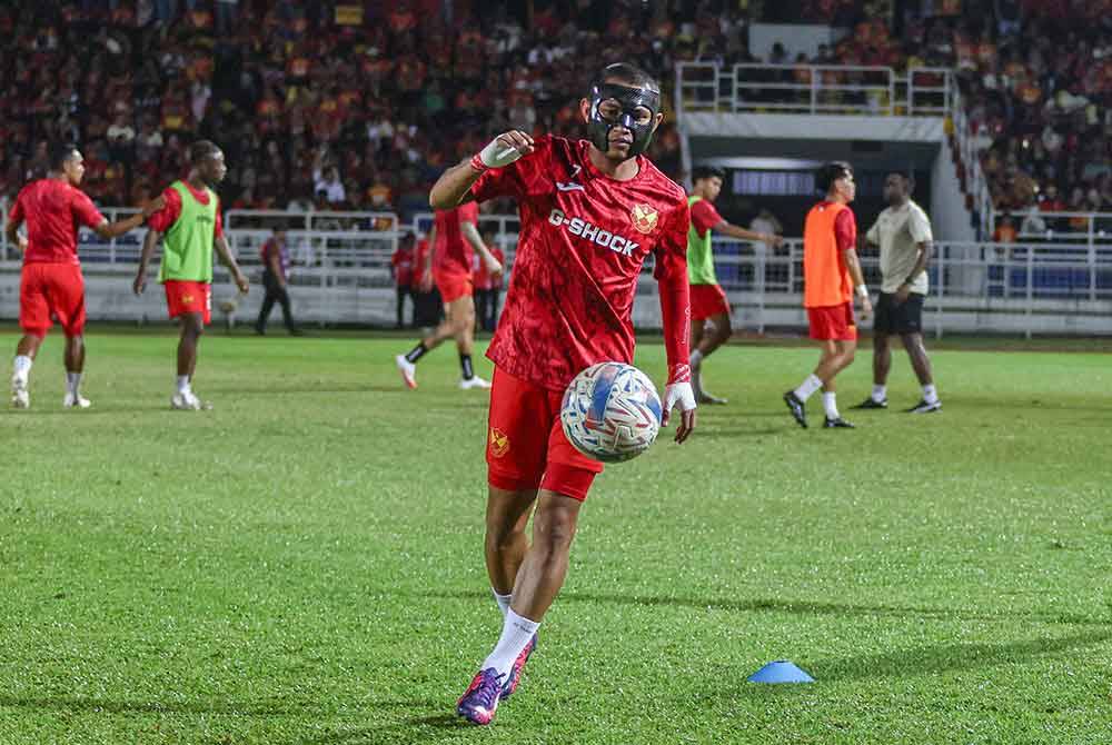 IMBAS KEMBALI...Faisal semasa sesi pemanas badan sebelum perlawanan separuh akhir kedua Piala FA, Selangor menentang Terengganu di Petaling Jaya, baru-baru ini.