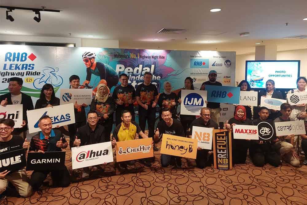 Penganjur bersama barisan penaja selepas sidang akhbar RHB Lekas Highway Ride 2024.