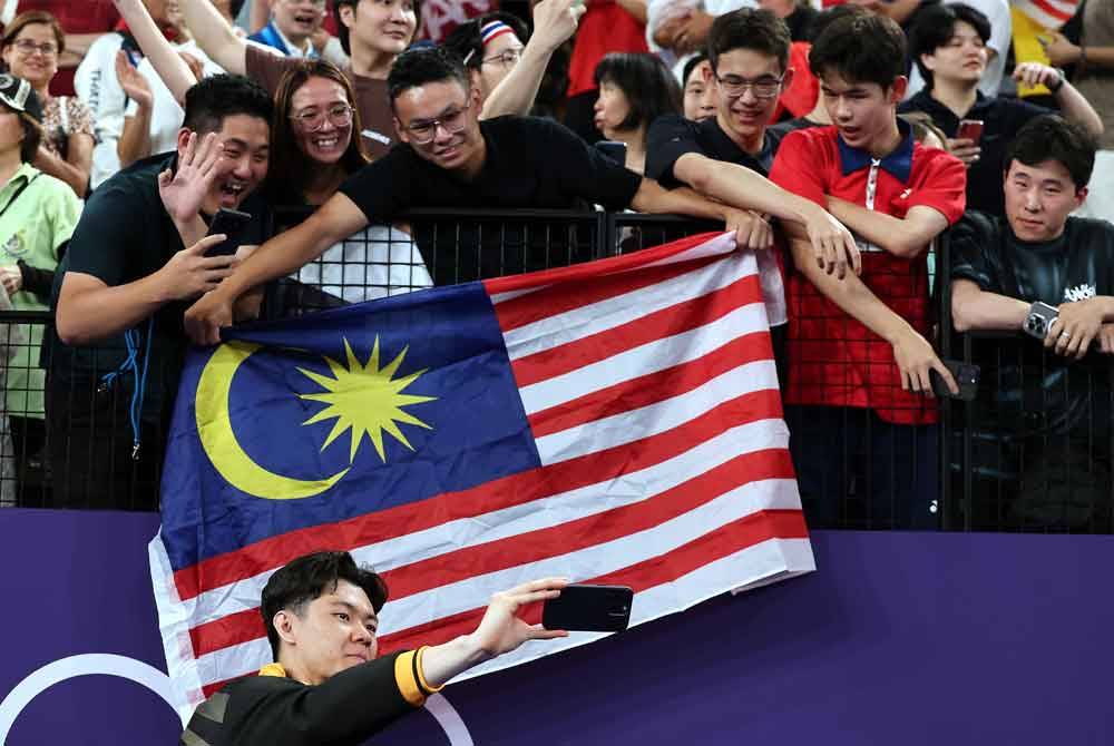 Pemain badminton perseorangan negara, Lee Zii Jia bergambar bersama penyokong Malaysia selepas menerima pingat gangsa dalam acara badminton perseorangan lelaki Sukan Olimpik Paris 2024.