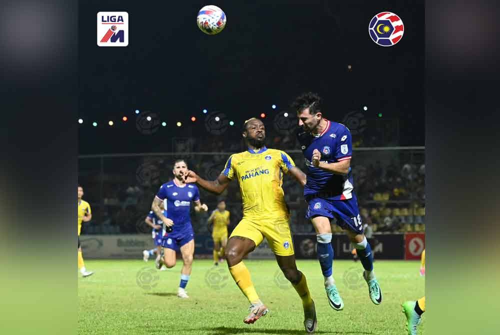 Sherman bersaing dengan Haris Stamboulidis dalam aksi Liga Super di Stadium Temerloh. Foto MFL