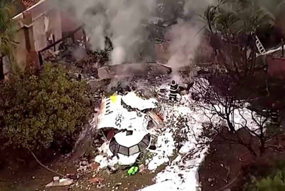 Pesawat itu berlepas dari Casvavel, Parana dan dijadual dalam perjalanan ke lapangan terbang antarabangsa utama Sao Paolo. - Foto Reuters