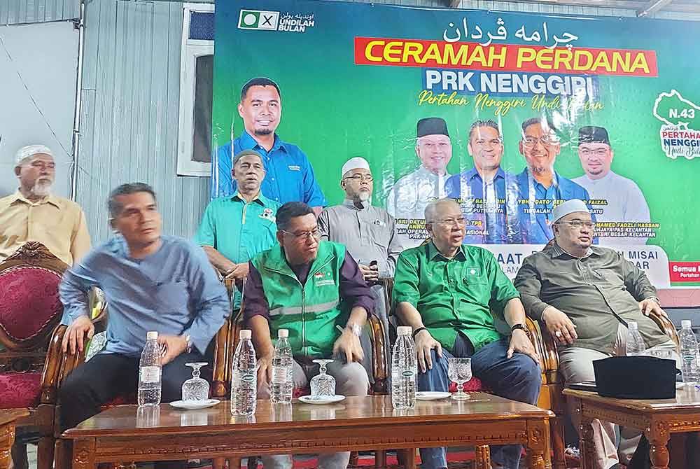 Annuar (dua dari kanan) hadir bersama kepimpinan PN pada Ceramah Perdana PRK Nenggiri di RKT Kesedar Jeram Tekoh, Gua Musang pada malam Jumaat.