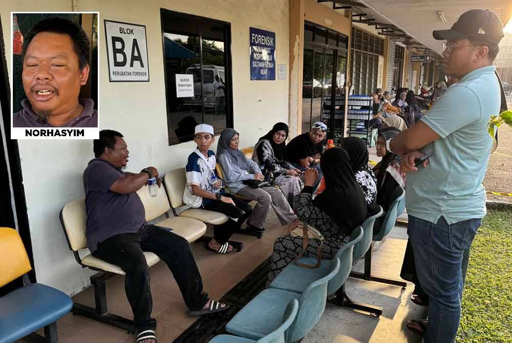 Suasana pilu menyelebungi keluarga dan saudara-mara mangsa yang berada di pekarangan Hospital Pakar Sultanah Fatimah (HPSF) di Muar pada petang Jumaat.