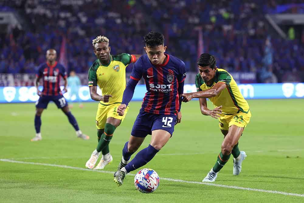 Pemain JDT, Arif Aiman Mohd Hanapi (tengah) diasak oleh pemain Kedah Darul Aman FC. Abdul Halim Saari (kanan) pada perlawanan separuh akhir kedua Piala FA di Stadium Sultan Ibrahim pada Jumaat. - Foto Bernama