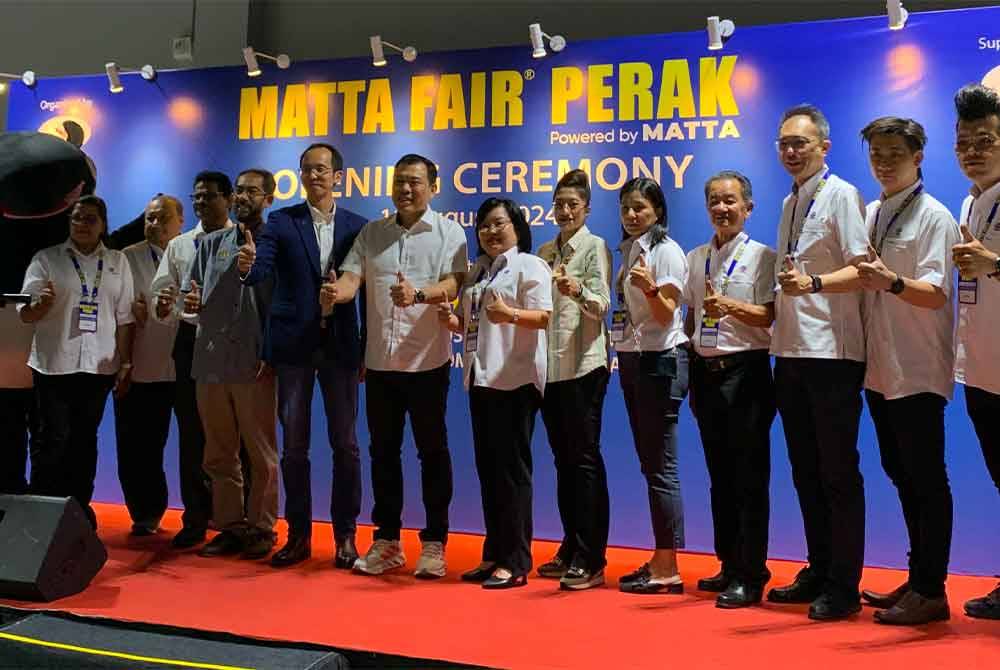 Sze Yee (enam dari kiri) dan Wendy (tengah) bersama penggiat industri pelancongan serta ahli jawatankuasa MATTA Fair Perak selepas Majlis Perasmian MATTA Fair Perak ke-33 di Pusat Konvensyen Ipoh di sini pada Sabtu.