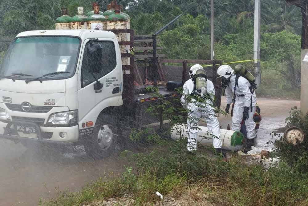 Tiga pekerja lelaki terselamat selepas satu tong berisi gas ammonia bocor dalam kejadian di Jalan Stesen Kuala Sawah,Kampung Saga,Rantau pada Sabtu. - Foto: Bomba NS