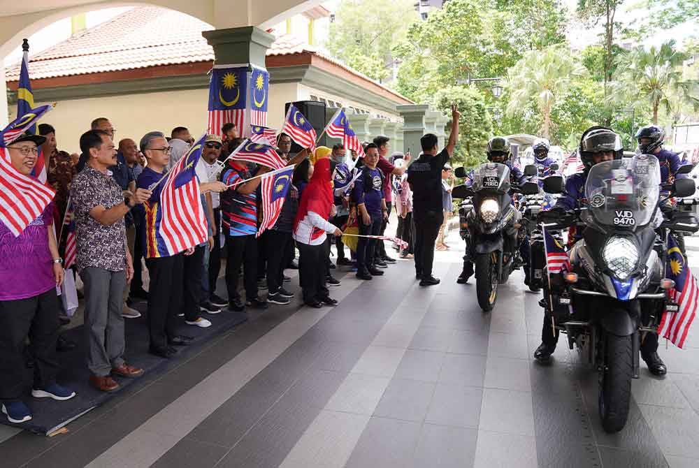 Fahmi Fadzil melakukan pelepasan &#039;Flag Off&#039; pada Majlis Pelancaran dan Pelepasan Konvoi Kembara Merdeka Jalur Gemilang 2024 (KMJG2024) Peringkat Wilayah Persekutuan Kuala Lumpur di Pusat Komuniti Lembah Pantai pada Sabtu.- FOTO: SINAR HARIAN/ ROSLI TALIB.