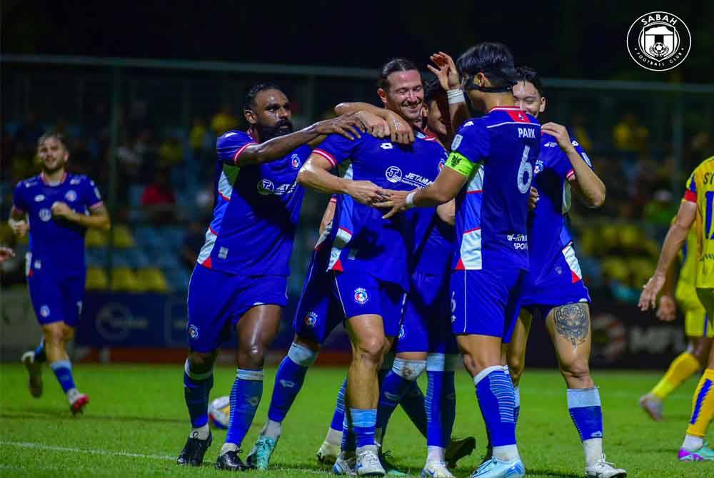 Daniel Ting meraikan jaringan bersama pemain Sabah semasa aksi Liga Super menentang Pahang di Temerloh. Foto Sabah FC