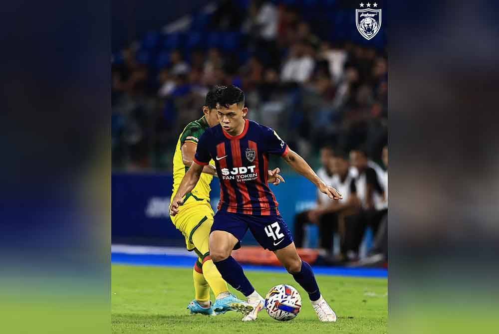 Ariff Aiman berjaya melepasi kawalan pemain KDA FC pada perlawanan berkenaan. - FOTO: FB Johor Southern Tigers