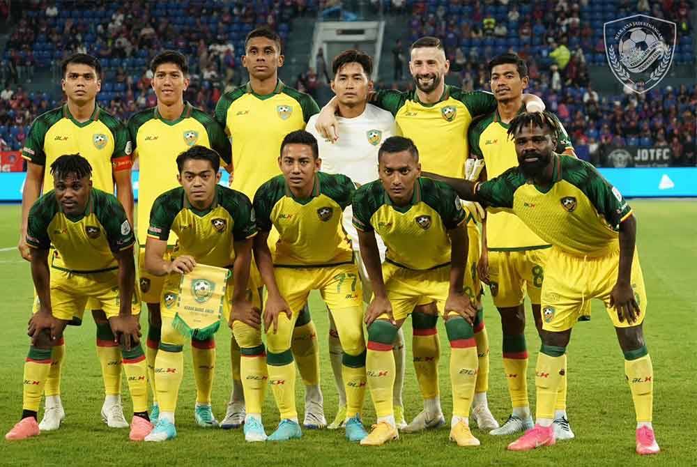 Kesebelasan KDA FC yang turunkan Nafuzi Zain ketika bertemu JDT dalam aksi Liga Super di Stadium Sultan Ibrahim malam tadi. - Foto: FB Kedah Darul Aman FC