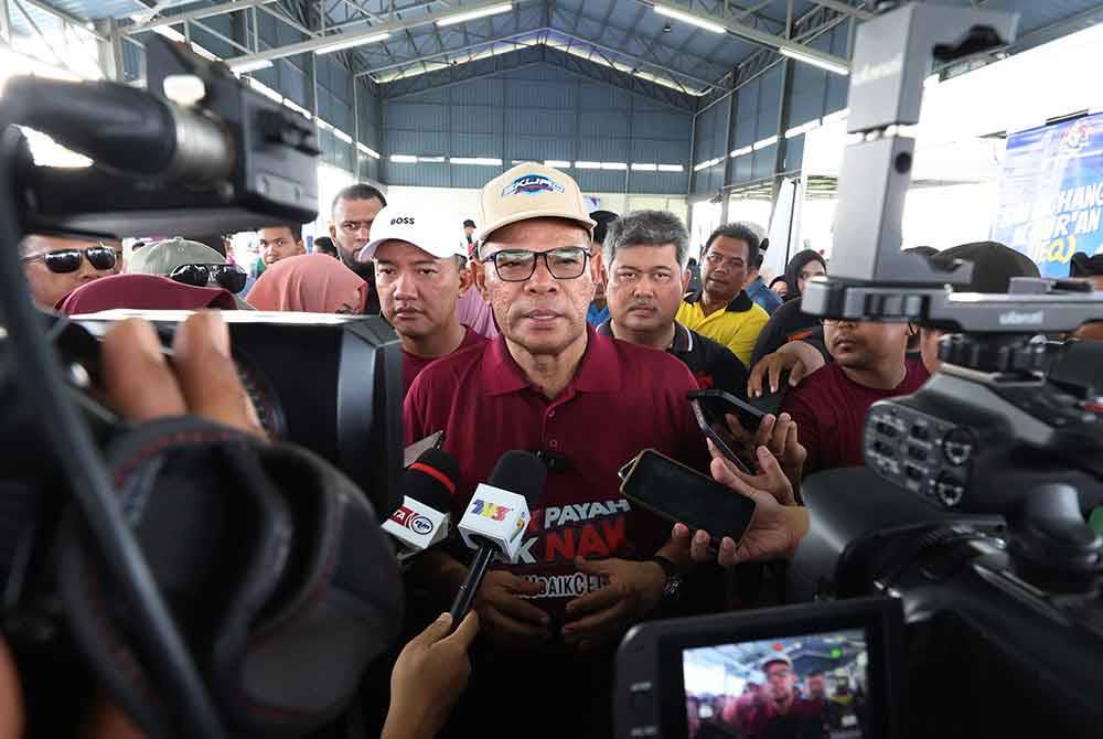 Saifuddin Nasution menjawab pertanyaan media sempena Program Sua Mesra Kementerian Dalam Negeri di Dewan Koperasi Mukim Sidam Kanan, Kampung Guar Lobak, Padang Serai, pada Sabtu. Foto Bernama