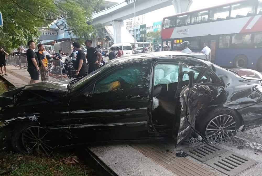 Sebuah kereta dipandu seorang individu dipercayai terbabas sebelum memasuki jalan bertentangan dan melanggar beberapa buah kenderaan lain.