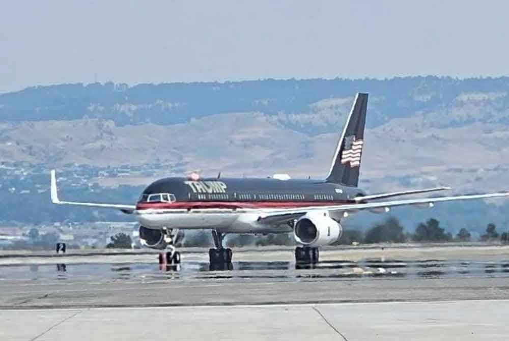 Pesawat bekas presiden AS, Donald Trump melakukan pendaratan yang tidak dijangka di Billings, Montana kerana masalah mekanikal.