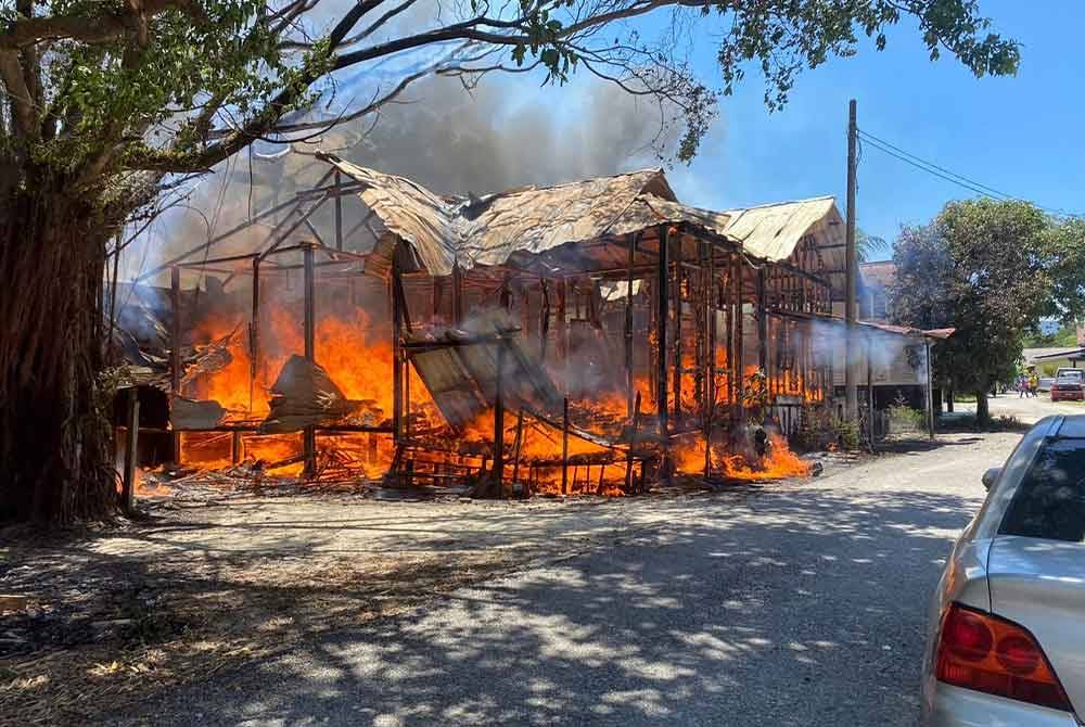 Dua rumah terbakar dalam satu kebakaran di Kampung Tengah di sini pada petang Sabtu. Foto Bomba Pahang