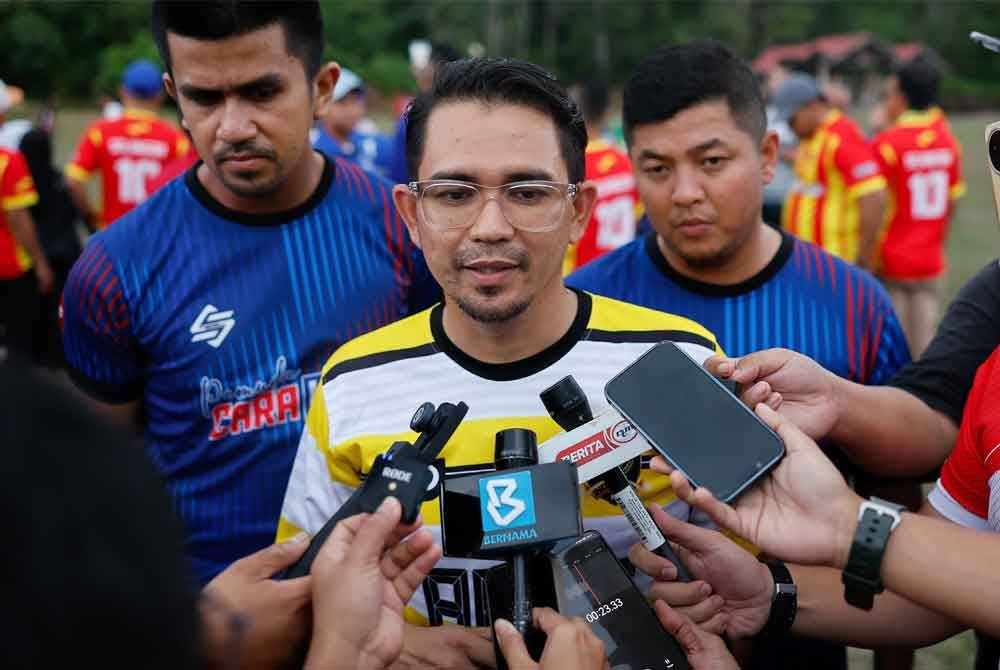 Mohd Azmawi Fikri bercakap ketika sidang media selepas Pesta Bola Nenggiri sempena PRK DUN Nenggiri di Padang Bola Sepak Sungai Asap B, pada Sabtu. Foto Bernama