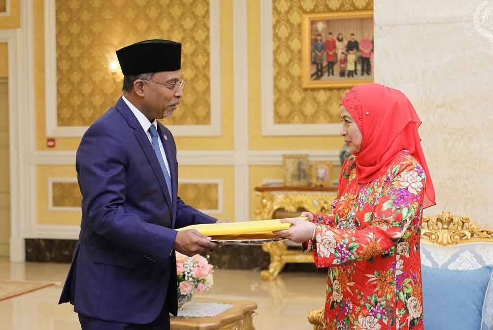 Raja Permaisuri Agong, Raja Zarith Sofiah, bersama Datuk Seri Dr Zambry Abd Kadir dan turut hadir, Datuk Seri Ir Dr Zaini Ujang, Ketua Setiausaha Kementerian Pendidikan Tinggi dan Prof Dr Azlinda Azman Ketua Pengarah Jabatan Pendidikan Tinggi. Foto Facebook Sultan Ibrahim Sultan Iskandar