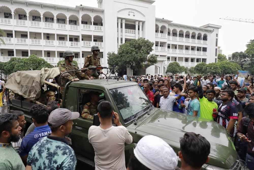 Ketua Hakim Bangladesh Obaidul Hassan telah menyerahkan peletakan jawatannya kepada Kementerian Undang-Undang berikutan tekanan daripada penunjuk perasaan pelajar. Foto REUTERS