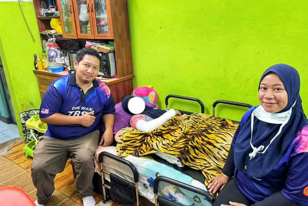 Muhammad Ridzuan (kiri) selamat menghantar mangsa pulang ke kampung halamannya di Kelantan pada Sabtu.