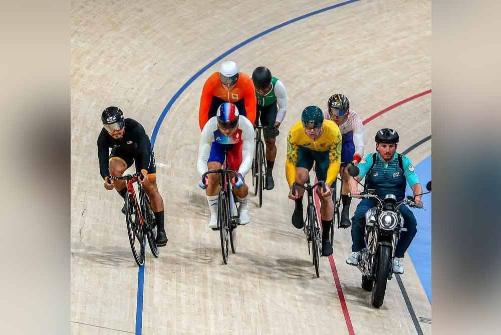 Azizulhasni (kiri) dikesan memintas pacer (kanan) sebelum garisan permulaan saringan satu acara keirin Sukan Olimpik 2024 di Paris. Foto MOM