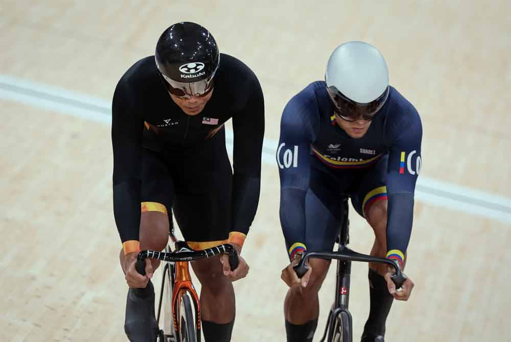 Shah Firdaus (kiri) mara suku akhir acara keirin lelaki Olimpik Paris. Foto Bernama