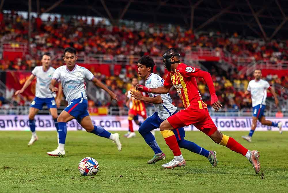 Faisal Halim (kanan) bergelut melepasi asakan pasukan Kelantan Darul Naim FC pada perlawanan Liga Super di Stadium MBPJ. Foto Bernama