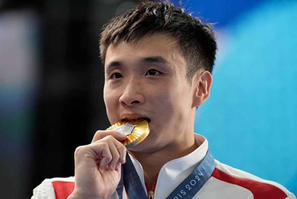 Cao Yuan meraih pingat emas Olimpik keempatnya dengan 547.5 mata. Foto AP