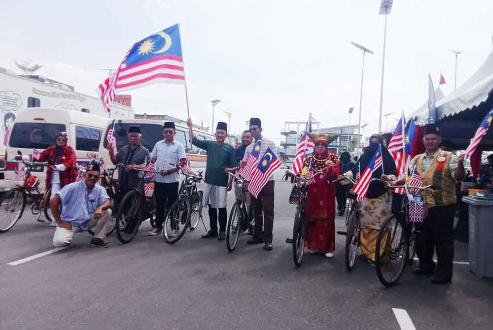 10 ahli kelab tersebut membuat kayuhan dan penyerahan Jalur Gemilang kepada Ahli Parlimen Kuala Pilah,Datuk Adnan Abu Hassan sebagai simbolik Pelancaran Bulan Kebangsaan & Kibar Jalur Gemilang Daerah Kuala Pilah di Dataran Kuala Pilah,Melang.