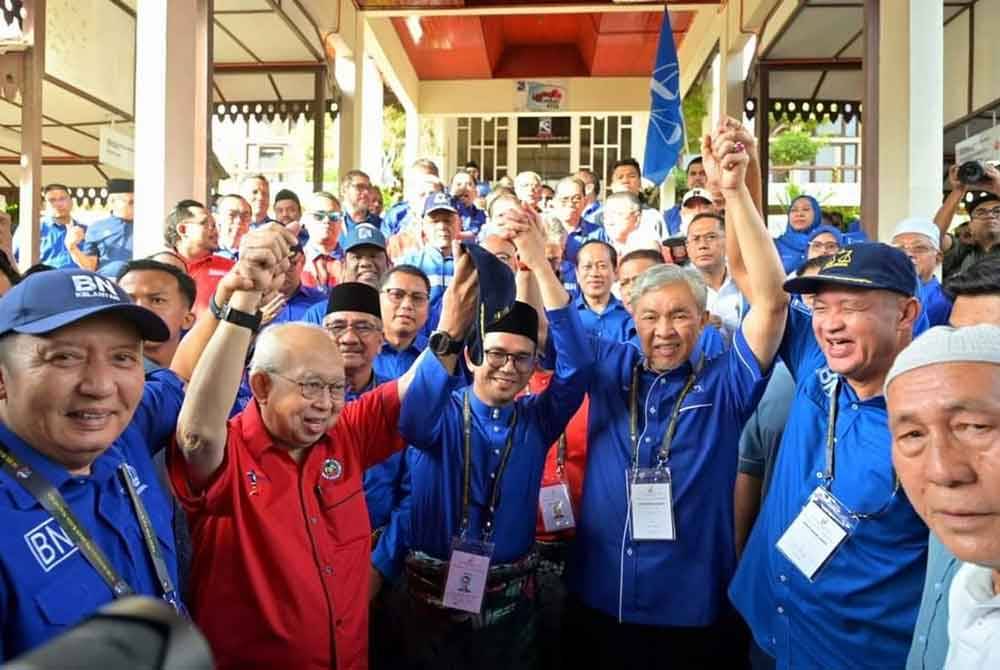 Ku Li (dua dari kiri) hadir pada hari penamaan calon di Kompleks Perdana, Majlis Daerah Gua Musang pada Sabtu lalu.