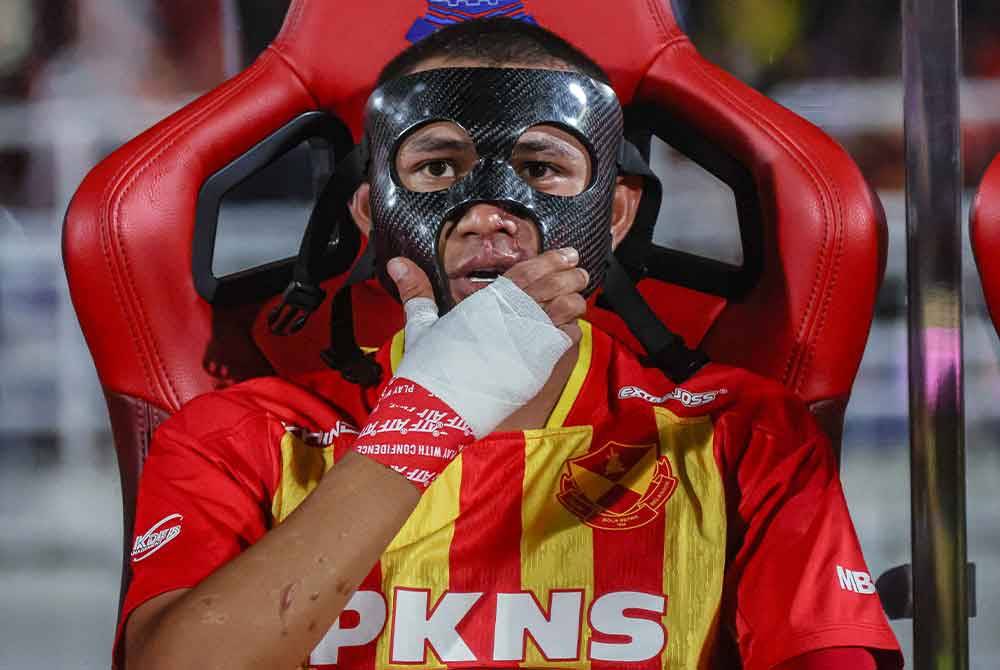 Faisal Halim muncul di kerusi simpanan selepas insiden simbah asid pada perlawanan aksi separuh akhir kedua Piala FA Selangor FC menentang Terengganu FC di Stadium Pembandaran Petaling Jaya. Foto Bernama