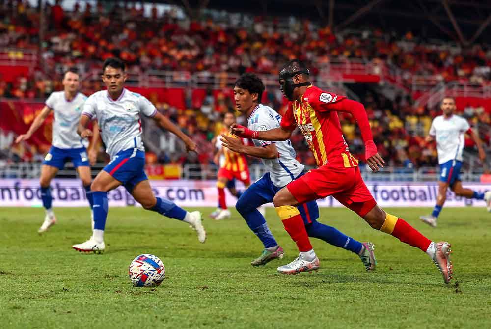 Faisal Halim (kanan) cuba melepasi asakan pasukan Kelantan Darul Naim FC pada perlawanan Liga Super di Stadium MBPJ petang semalam. - Foto: Bernama