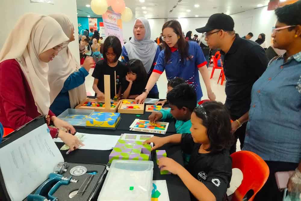 Jamaliah (tengah) ketika melawat reruai pada program Program Hari Tanpa Kenderaan dan Karnival Sihat Selangor Peringkat MBSJ di Subang pada Ahad.