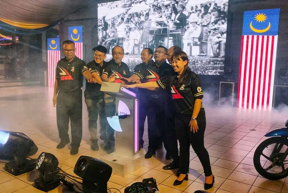 Amizar (tiga dari kanan) mewakili Menteri Besar menyempurnakan Majlis Pelancaran Bulan Kebangsaan dan Kibar Jalur Gemilang Peringkat Pahang 2024 di Dataran Bentong pada Sabtu.