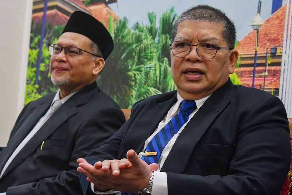 Johari (kanan) bersama Mohd Amar ditemui pemberita selepas mengadakan lawatan kerja dan kunjungan hormat ke atas Speaker DUN Kelantan di Kompleks Kota Darul Naim. Foto Bernama