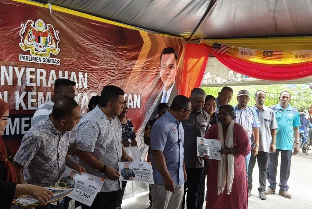 Amirudin menyampaikan bantuan perniagaan kepada komuniti India pada Ahad.