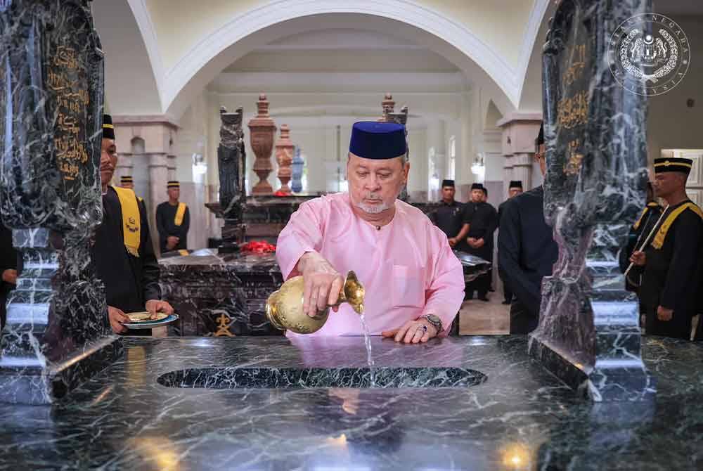 Sultan Ibrahim berkenan berangkat ke Makam Diraja Bukit Mahmoodiah, Johor Bahru bersempena dengan Hari Hol Almarhum Sultan Iskandar.