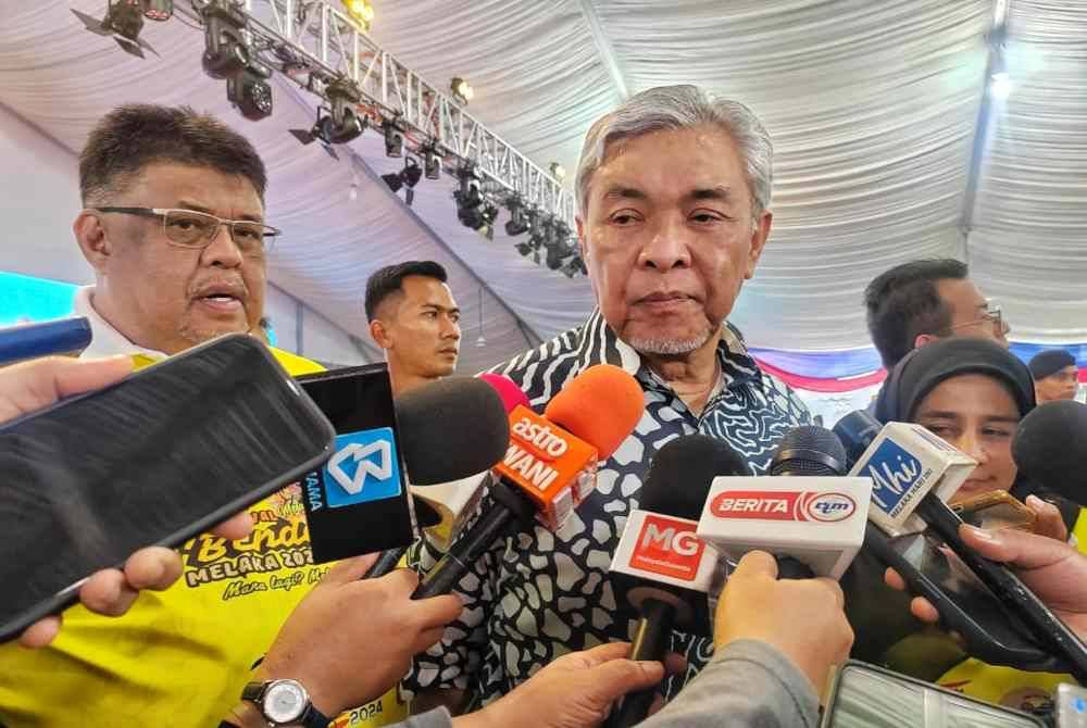 Ahmad Zahid ketika ditemui pemberita selepas Majlis Perasmian Penutup Karnival Usahawan Desa (KUD) @ Festival D’ Bendang Melaka 2024 di Kem Benteng Negara, Sungai Rambai pada Ahad.