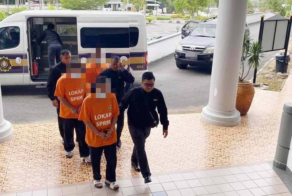 Tiga suspek lelaki ketika di bawa ke Mahkamah Majistret di Ayer Keroh pada Ahad.