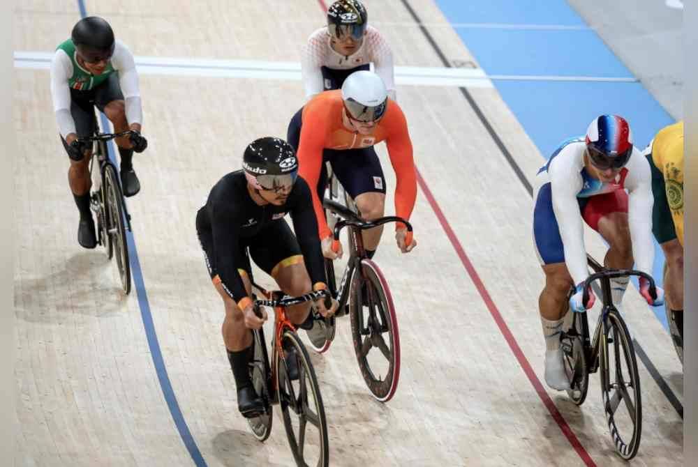 Azizulhasni (dua, kiri) ketika beraksi dalam acara basikal trek keirin lelaki pusingan pertama pada Sukan Olimpik Paris 2024. Foto Bernama