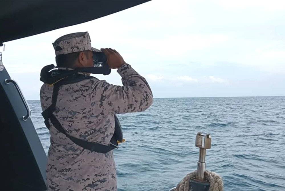 Maritim menggerakan bot dan pesawat bagi mengesan pemancing yang hilang selepas bot dinaiki karam dipercayai dilanggar sebuah tongkang dalam kejadian di perairan Kemaman pada Ahad.